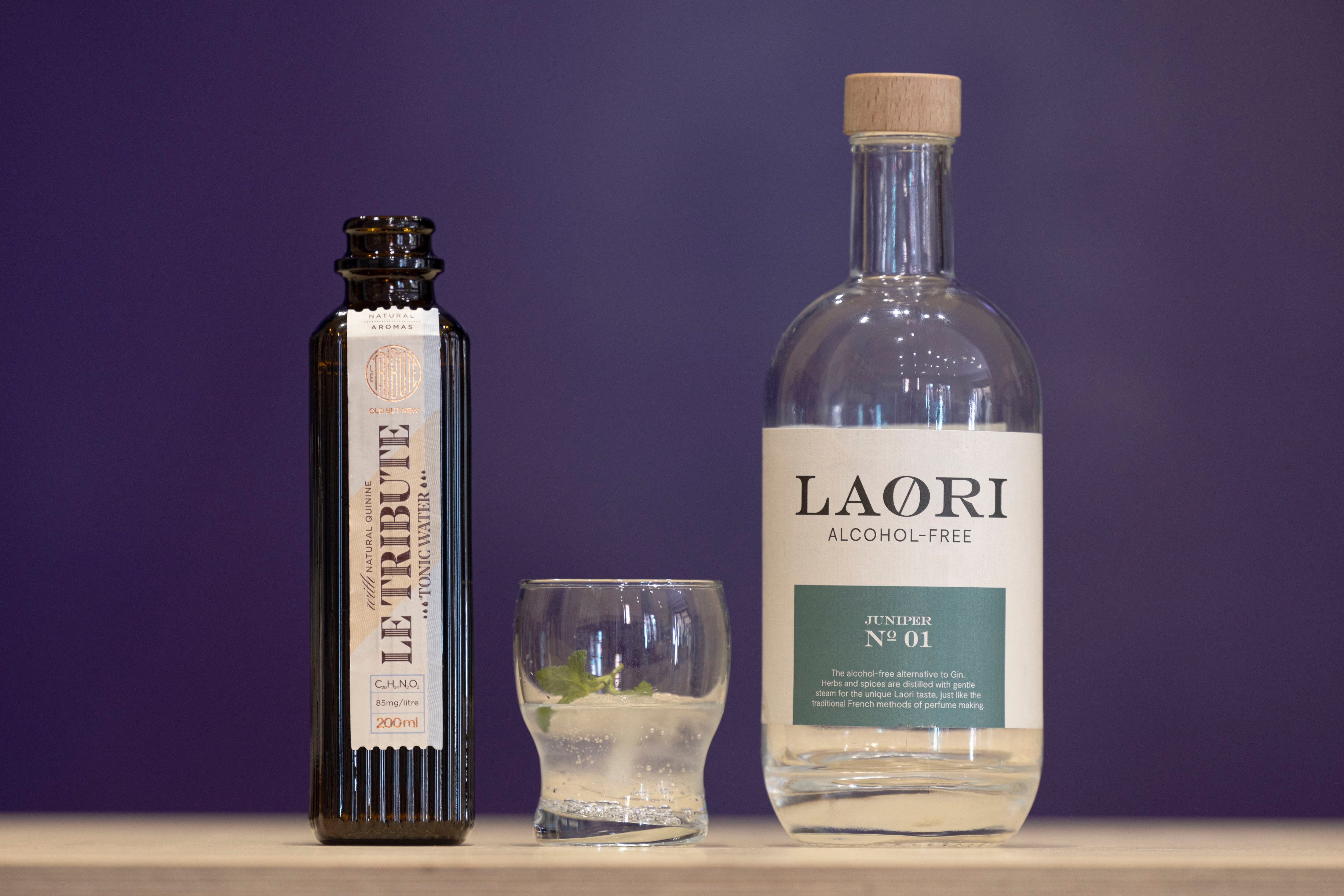 Un vasito de gin tonic hecho con la ginebra Laori y la tónica Le Tribute.