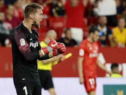 GRAF3851. SEVILLA. 26/09/2018. El guardameta checo del Sevilla, Tomas Vaclik, celebra la victoria del equipo andaluz frente al Real Madrid a la finalización del encuentro correspondiente a la sexta jornada de primera división disputado esta noche en el estadio sevillista del Sánchez Pizjuán. EFE/ José Manuel Vidal.