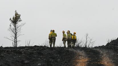 Brigadistas de la Unidad Militar de Emergencias en un zona afectada tras el incendio en el campo de tiro y maniobras militares de El Teleno, en Luyego de Somoza (León).