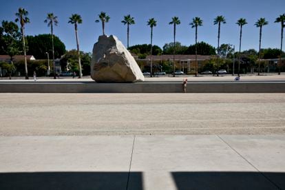 'Levitated Mass', en el Museo de Arte de Los Ángeles. Los visitantes pueden andar bajo la enorme escultura diseñada por Michael Heizer. 
