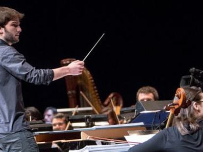  Lucas Vidal dirige a la Barbieri Symphony Orchestra.