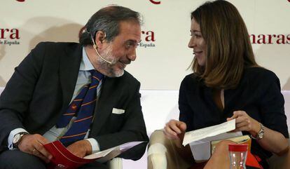 La secretaria de Estado de Comercio, Xiana Méndez (d) conversa con el presidente de la Cámara de Comercio de Madrid, Angel Asensio (i) durante una mesa redonda.