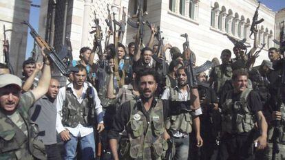 Milicianos del Ej&eacute;rcito Sirio Libre (ESL) en Azzaz, en la provincia de Alepo.
