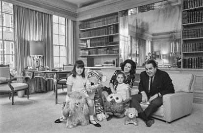 El productor Albert Broccoli (1909 - 1996) posa con su mujer Dana y sus hijas Tina (a la izquierda) y Barbara en su salón familiar en 1967.