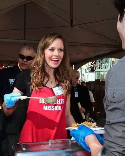 La actria Rachel Boston ayuda a servir en Los Angeles Mission, donde 3.500 personas reciben una comida durante el almuerzo anual del Día de Acción de gracias.