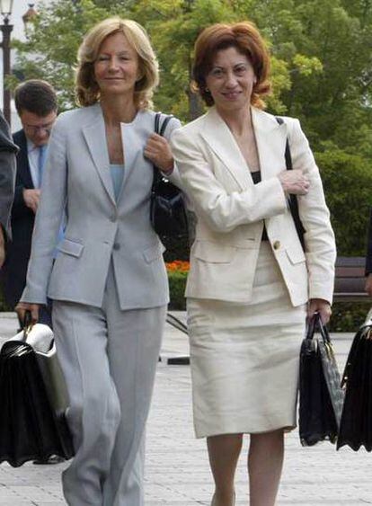 Las ministras Elena Salgado (izquierda) y Elena Espinosa.