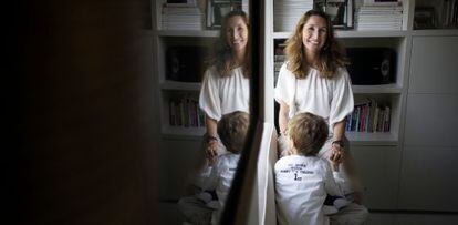 Ana Suárez y su hijo, Mateo, que padece el síndrome de Lowe.