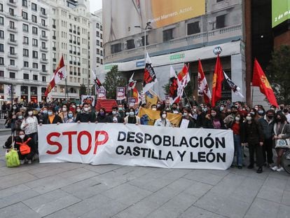 Concentración en la plaza de Callao de Madrid para protestar contra la despoblación de Castilla y León, en abril de 2021.