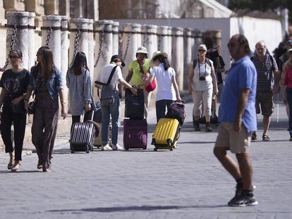 Turistas en el centro de Sevilla.