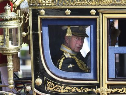 El pr&iacute;ncipe Carlos de Inglaterra camino al Parlamento.