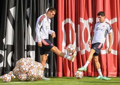 Niklas Suele y Robert Lewandowski, en el entrenamiento del Bayern antes de visitar el Camp Nou.