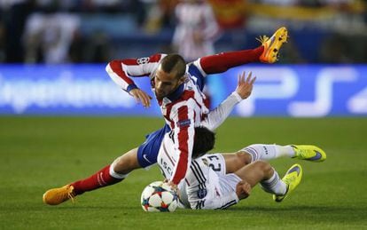 Mario Suárez e Isco durante el derbi.
