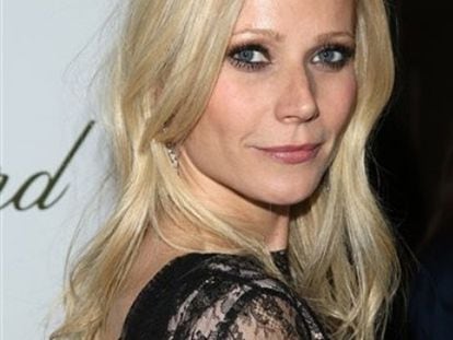 Gwyneth Paltrow se ríe cuando le preguntan por los rumores que apuntan a que ha tenido una grave discusión con Scarlett Johanson, su compañera de reparto en <i>Iron Man 2</i>. "La gente me dice, 'Os habéis peleado'. Quieren que nos enfrentemos pero yo simplemente pienso, '¿Por qué siempre tenemos que tener problemas entre mujeres?'. Considero que es algo inútil", ha dicho la actriz a la revista <i>People</i>. "Yo adoro a Scarlett. Me ha encantado compartir cartel con ella. Es realmente graciosa. Suelta un montón de tacos. Tiene un sentido del humor sucio. Le encanta cocinar. Es como una niña para mí", ha añadido Paltrow.