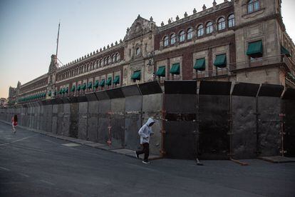 Vallas protegen el Palacio Nacional previo a la marcha por el Día Internacional de la Mujer en Ciudad de México.