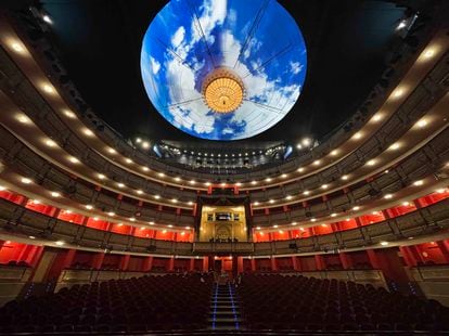 Vista de 'Cielo', la intervención de Jaume Plensa en el techo del Teatro Real.