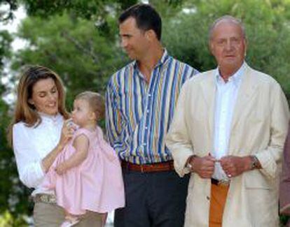 Fotograf&iacute;a de archivo tomada el 08 de agosto de 2006, del Rey Don Juan Carlos, junto a los Pr&iacute;ncipes de Asturias y su nieta, la infanta Leonor