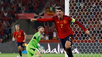 Morata celebra el primer gol de España ante Escocia en La Cartuja.