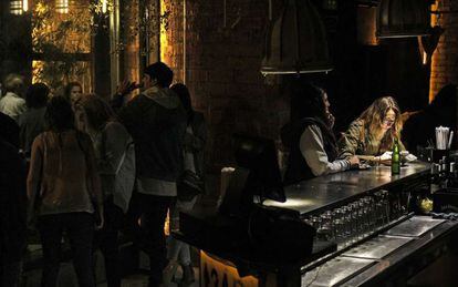 Jóvenes en un bar en Madrid.