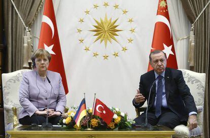 El presidente turco, Recep Tayyip Erdogan (dcha), mientras mantiene un encuentro con la canciller alemana, Angela Merkel, en Ankara (Turqu&iacute;a) hoy, 2 de febrero de 2017. 