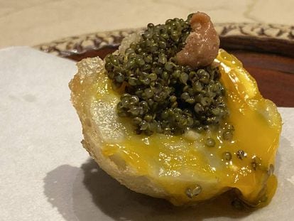 Alcachofas en tempura con yema de huevo, caviar de tierra (tomburi) y huevas de anchoas en salazón. CAPEL