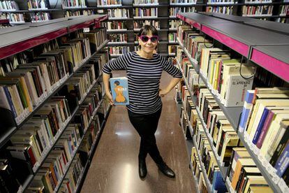La cantante Kikí d'Akí posa con un cómic de Kiki de Montparnasse en la biblioteca pública donde trabaja en Madrid.