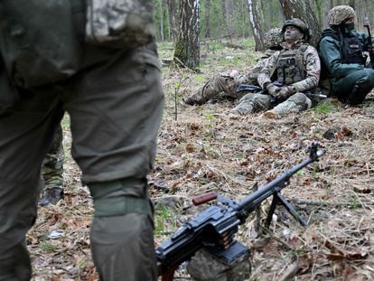 Varios soldados ucranios descansan en las afueras de Kiev.