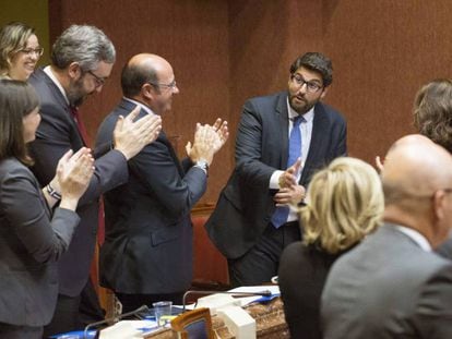 El nuevo presidente de la Región de Murcia, Fernando López Miras, es aplaudido por su antecesor y los otros diputados del PP.