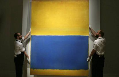 Dos empleados de Sotheby’s muestran 'Untitled (Yellow and Blue)', de Rothko, en Londres en 2015.