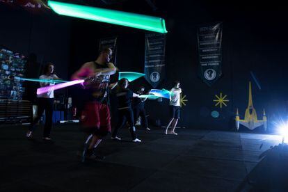 Uno de los entrenamientos donde los alumnos aprenden el manejo de la famosa espada de Star Wars.