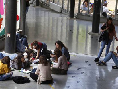 Estudiants en el campus de la UAB, aquest dimecres.