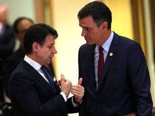 El primer ministro italiano, Giuseppe Conte, habla con el presidente español, Pedro Sánchez, en mayo de 2019 en Bruselas.