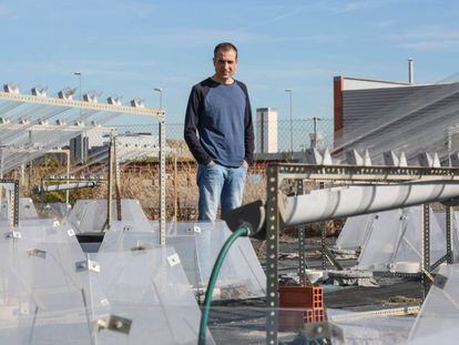 Fernando Maestre, biólogo, ante el experimento sobre cambio climático en la URJC de Móstoles.