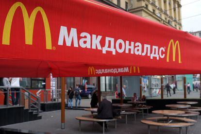 Gente sentada en la terraza del primer McDonald's Rusia en el año 2014.