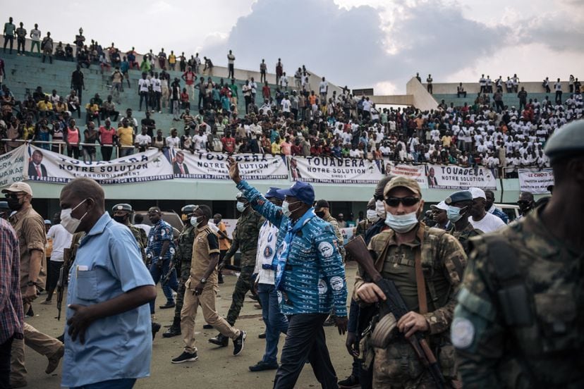 El presidente de República Centroafricana, Faustin-Archange Touaderá, escoltado por mercenarios rusos y 'cascos azules' ruandeses, el pasado diciembre en Bangui.