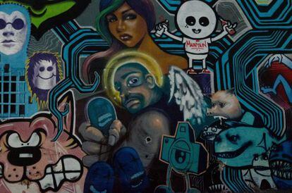 Mural de varios artistas entre los que se encuentra Duce (en una esquina de 2643 N Figueroa).