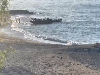 Migrantes desembarcan en una playa del Poniente almeriense este verano.