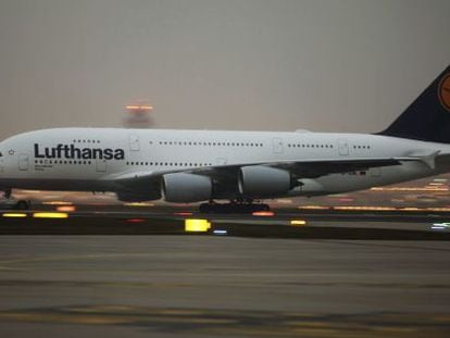Un avi&oacute;n Airbus A380 de la compa&ntilde;&iacute;a alemana Lufthansa en Fr&aacute;ncfort. 