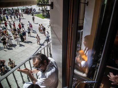 Balcón del Hotel La Perla con la actuación en directo del cantaor Potito y el guitarrista José del Tomate.