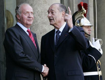 El entonces presidente de Francia, Jacques Chirac (derecha), da la bienvenida al rey Juan Carlos en el palacio del Elíseo en París, en el marco de la visita de Estado de los Reyes a Francia en 2006.
