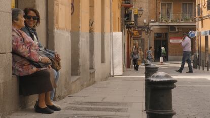 Vecinas de Lavapiés charlando en la calle.