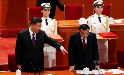 El presidente chino, Xi Jinping, hace una indicación al primer ministro chino, Li Keqiang, durante el acto para celebrar el 40 aniversario de la reforma y la apertura de China.