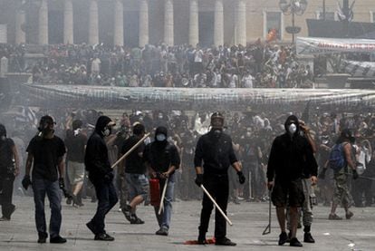 Un numeroso grupo de manifestantes en el centro de Atenas durante la protesta que ayer paralizó Grecia.