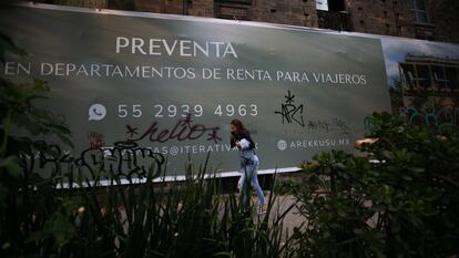 Un anuncio de departamentos en venta para viajeros en la colonia Roma en Ciudad de México, en diciembre de 2022.