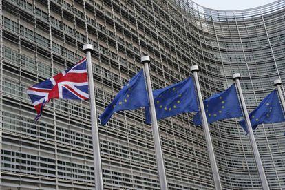 La bandera brit&aacute;nica ondea en la sede de la Comisi&oacute;n Europea con motivo de la visita este lunes de la primera ministra Theresa May. REUTERS/Francois Lenoir