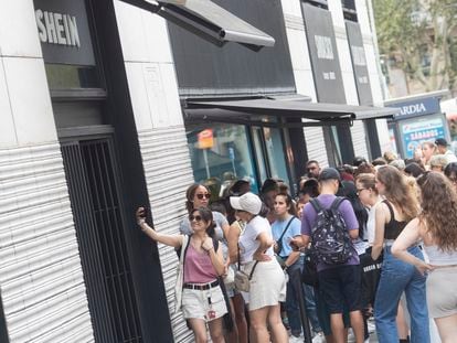Decenas de personas haciendo cola para acceder a la tienda temporal que el gigante chino de la moda Shein abrió en el centro de Barcelona.