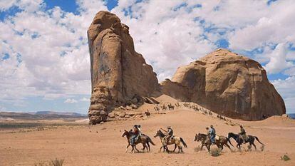 L’afany civilitzatori del western es condensa en l’icònic heroi errant, que recull la tradició de la cavalleria artúrica, com es pot apreciar al film 'Centaures del desert'.