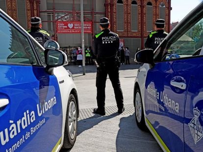 Agentes de la Guardia Urbana en el barrio de Sant Antoni.