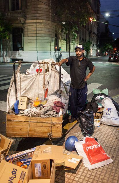 Jonatan es cartonero. En su carrito lleva objetos que recoge de la basura. Los llaman cartoneros porque empezaron recogiendo cartones en 2001.