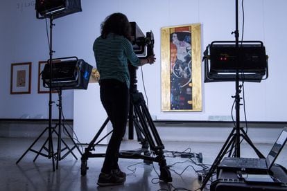 Una técnico usa las cámaras de Google para fotografiar la obra 'Judith II', de Klimt, en la Galleria Internazionale d'Arte Moderna en Ca' Pesaro en Venecia.