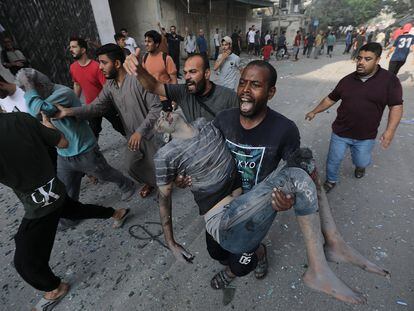 Traslado de heridos tras un ataque israelí en Gaza, el sábado.